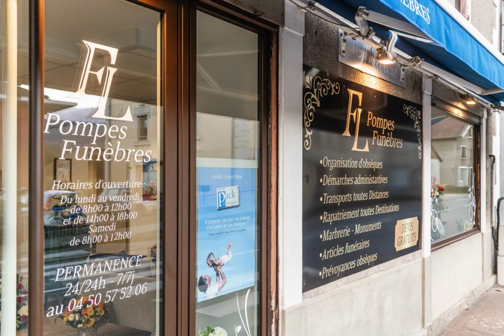 Devanture de l'agence de pompes funèbres avec affichage des horaires.