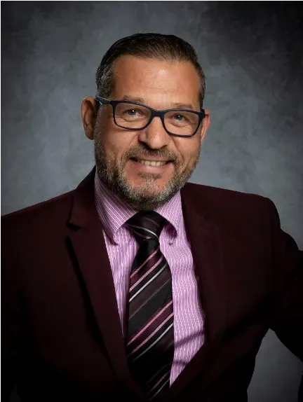 Portrait professionnel du Gérant en veste et cravate.